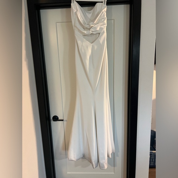 REVOLVE X NOEL AND JEAN DIVINITY GOWN IN IVROY. - Picture 4 of 8